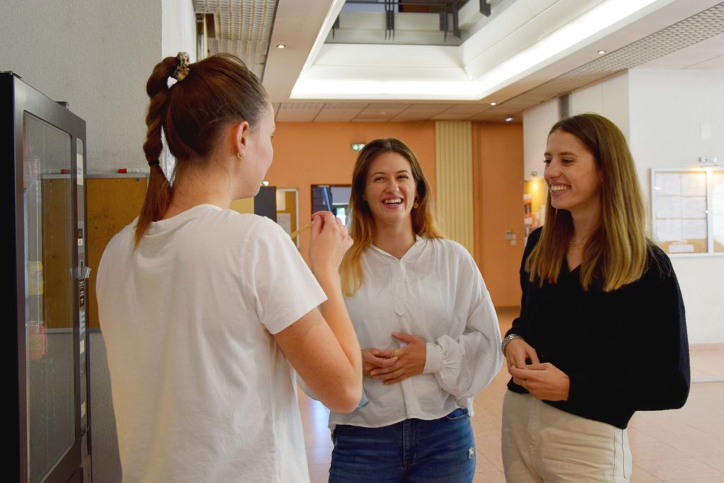 Une pause café pour ces étudiantes avec le sourire dans le hall de l'UPVD Mende.